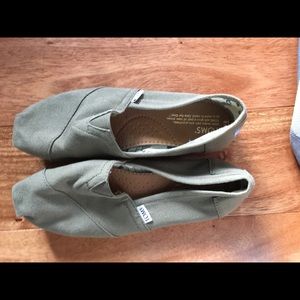 Toms olive green canvas flats